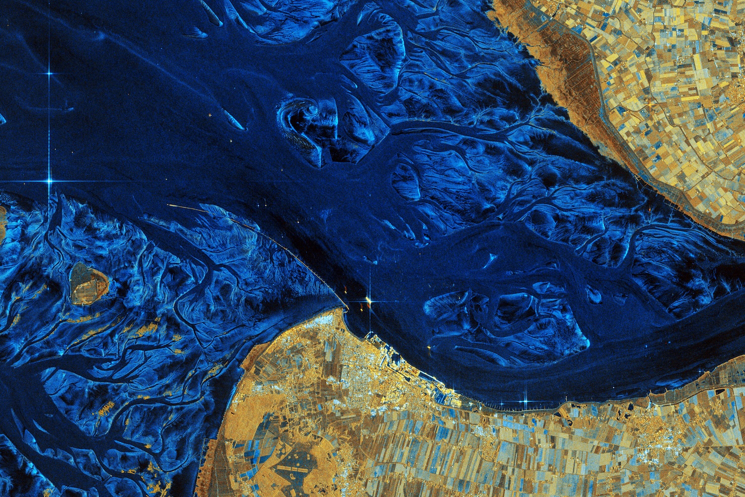 False-color radar image (excerpt) of the Elbe delta in Germany, captured by the Copernicus Sentinel-1D mission on November 7, 2025. You can see some very strong radar echos (source: ESA).