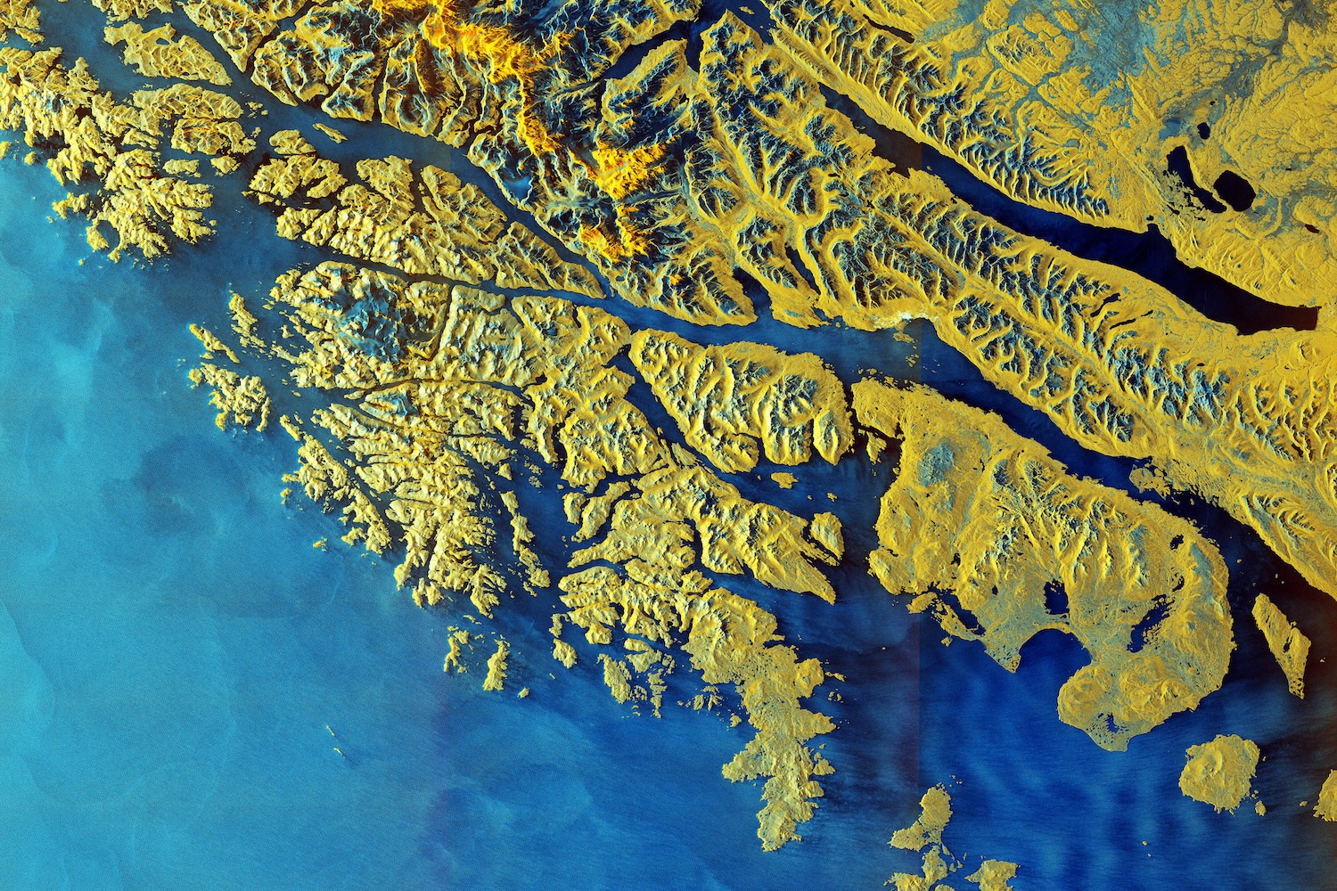 False-color radar image (excerpt) (using polarisations) of the Tierra del Fuego in Chile or Argentina, captured by the Copernicus Sentinel-1D mission on November 6, 2025 (source: ESA).